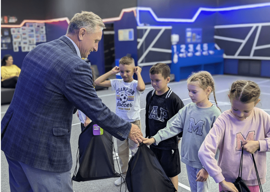 Дети заводчан в Альметьевске получили наборы первоклассника от ОМК